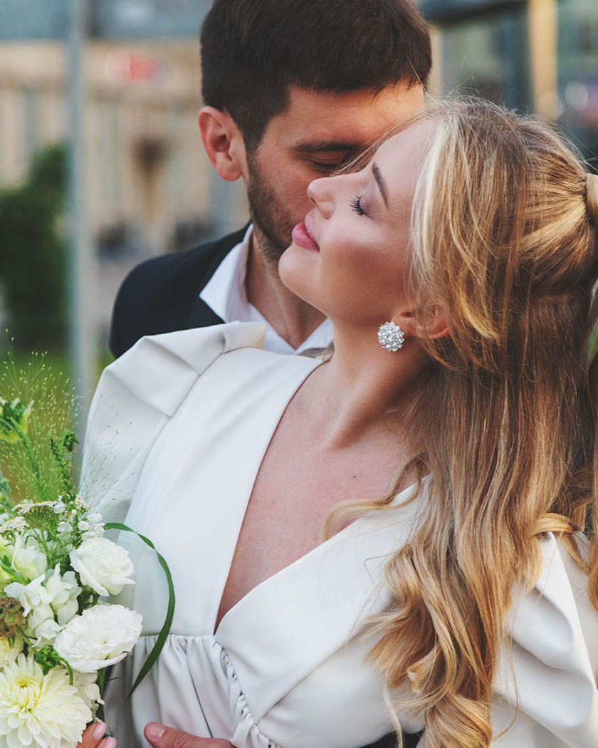 couple souriant et détendu le jour de son mariage en extérieur en Provence