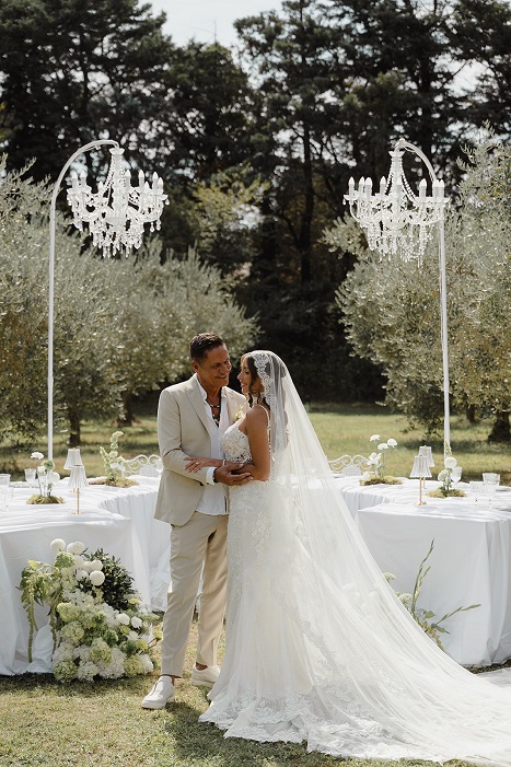 Couple marié devant une grande table décorée