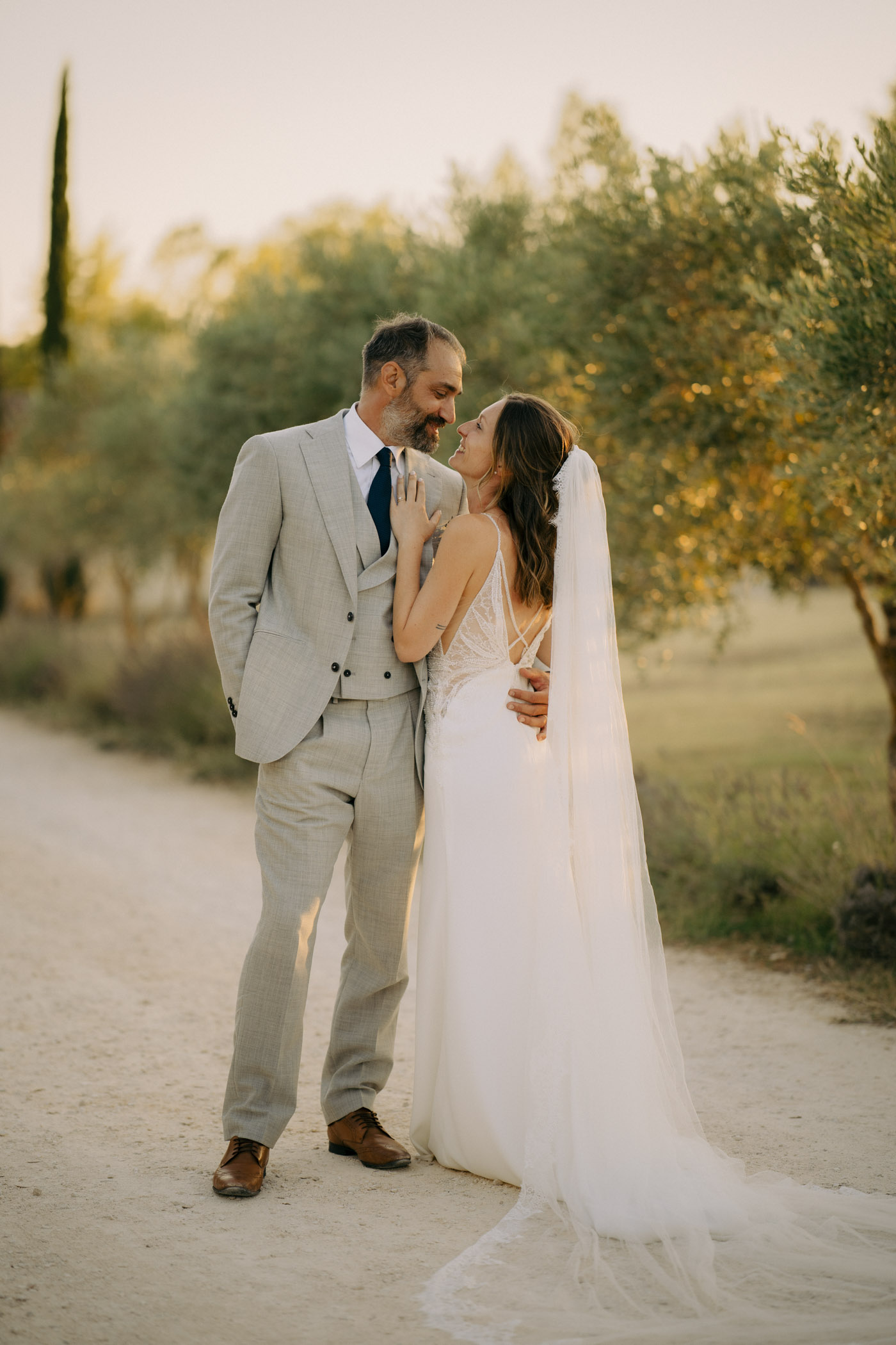 Couple de mariés au coucher du soleil
