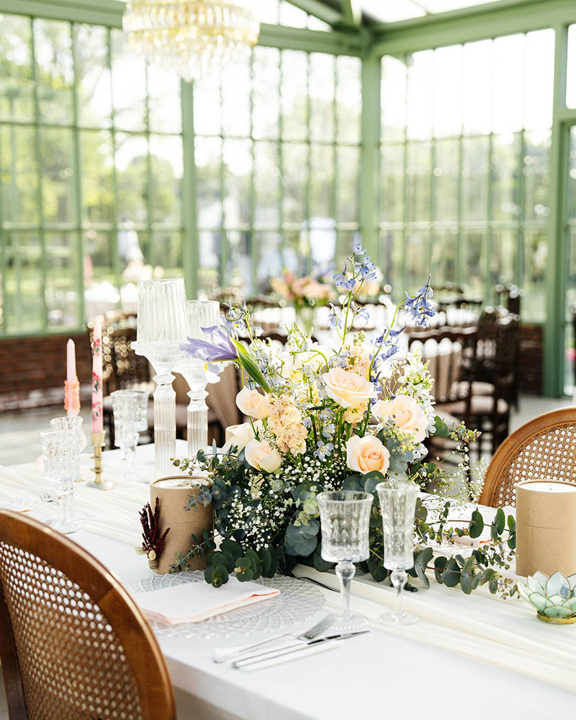petit mariage intime dressé dans une orangerie avec quelques tables seulement