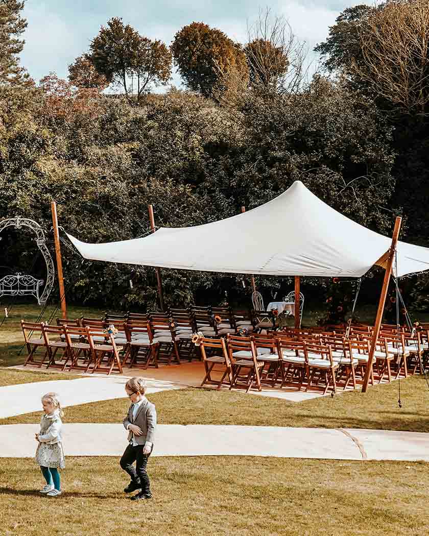 tente nomade de réception installée en repli dans un jardin